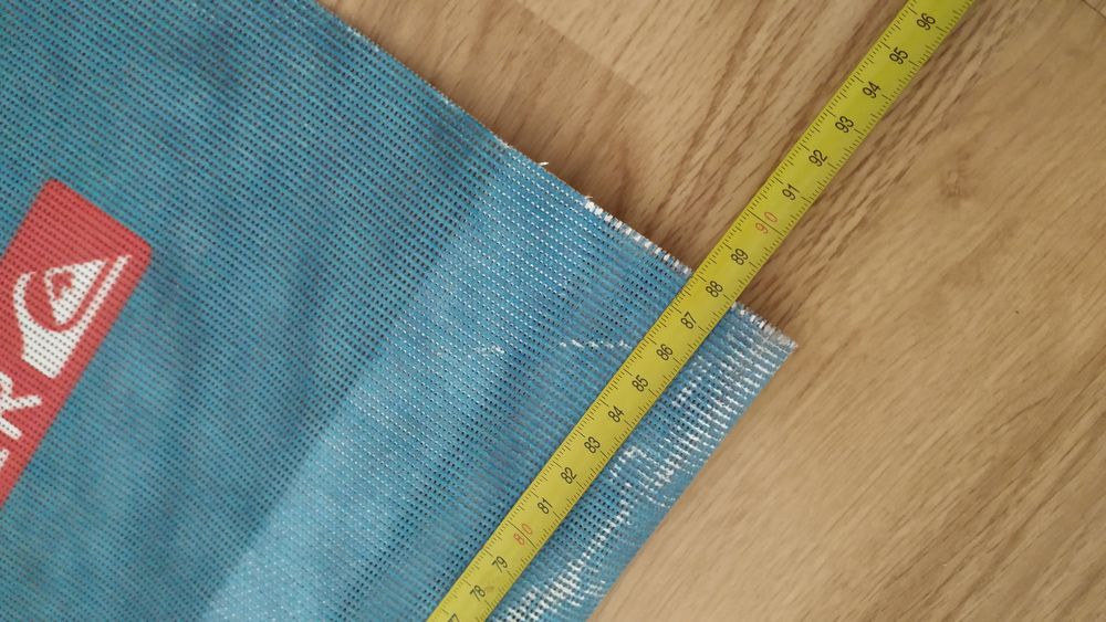 Poster Quiksilver em tela micro perfurada para pendurar