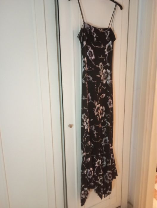 Vendo vestido de noite comprido bordado a dourado e prateado, sujeito a oferta.