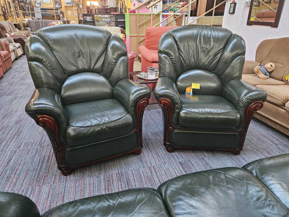 Sofás individuais em pele de cor verde - óptimo estad