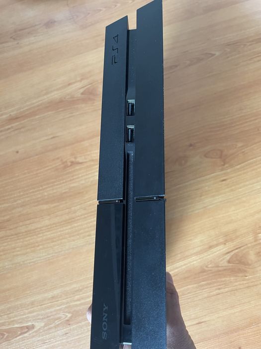 PS4 500GB + 1 Controller and 12 Games64752259965442121