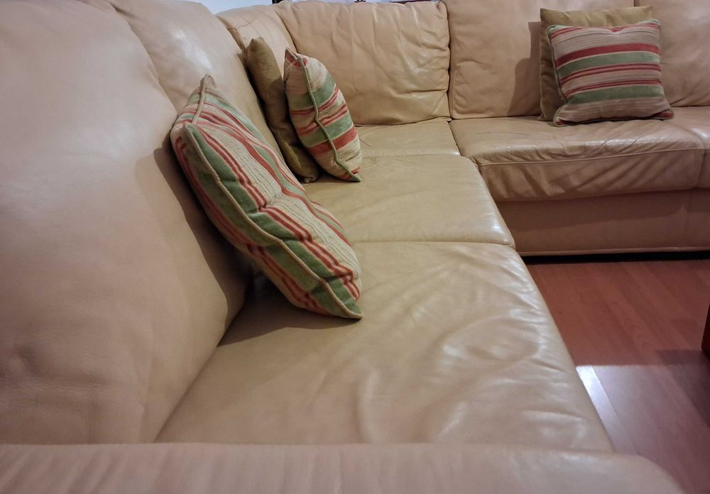 Sofá de canto em pele, impermeabilizado