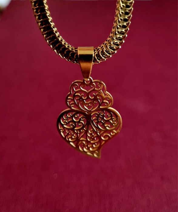 Colar dourado, em aço, malha grossa e um coração de Viana em filigrana