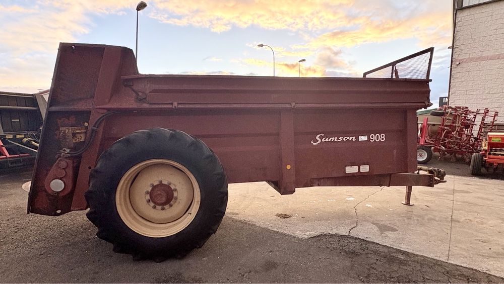 reboque distribuidor  de estrume