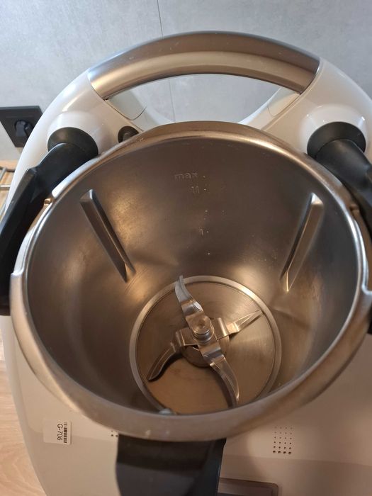 THERMOMIX  z akcesoriami i książką kucharską