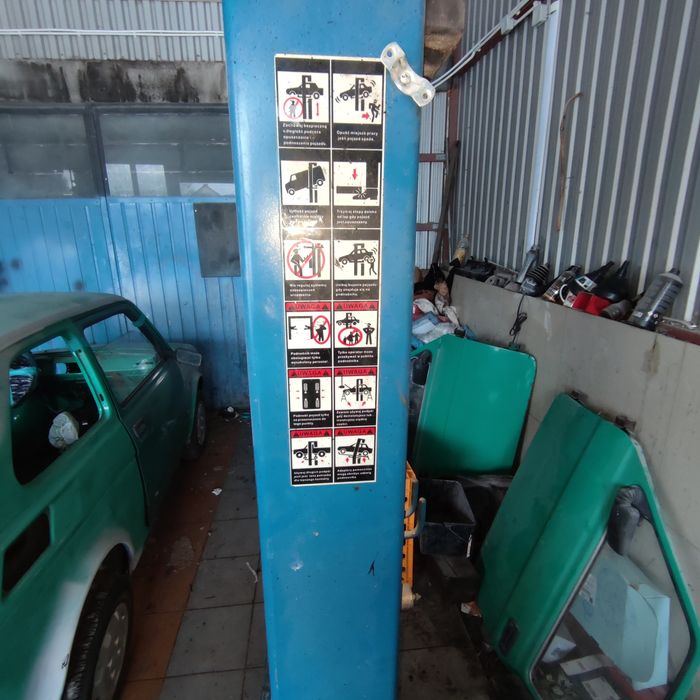 Podnośnik dwukolumnowy hydrauliczny.