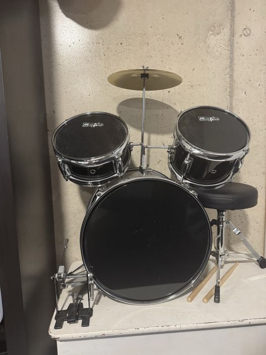Bateria infantil Music Alley completa com banco e baquetas