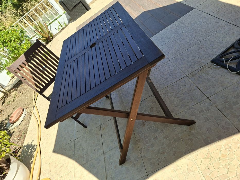 Conjunto de mesa e 4 cadeira ( existem 2 ) de madeira nobres de exterior