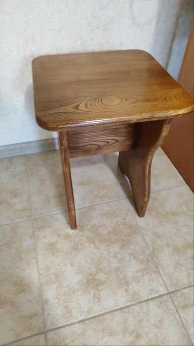 Продам дубовый стол и 6 дубовых табуреток