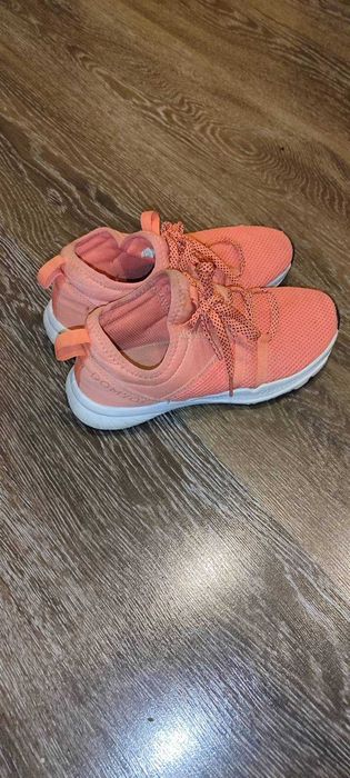 Легенькі кросівки для дівчат розмір (35, устілка 23см)