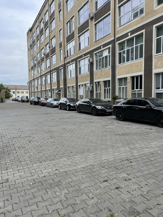 Продаж квартир гуртом в новому будинку неподалік центру