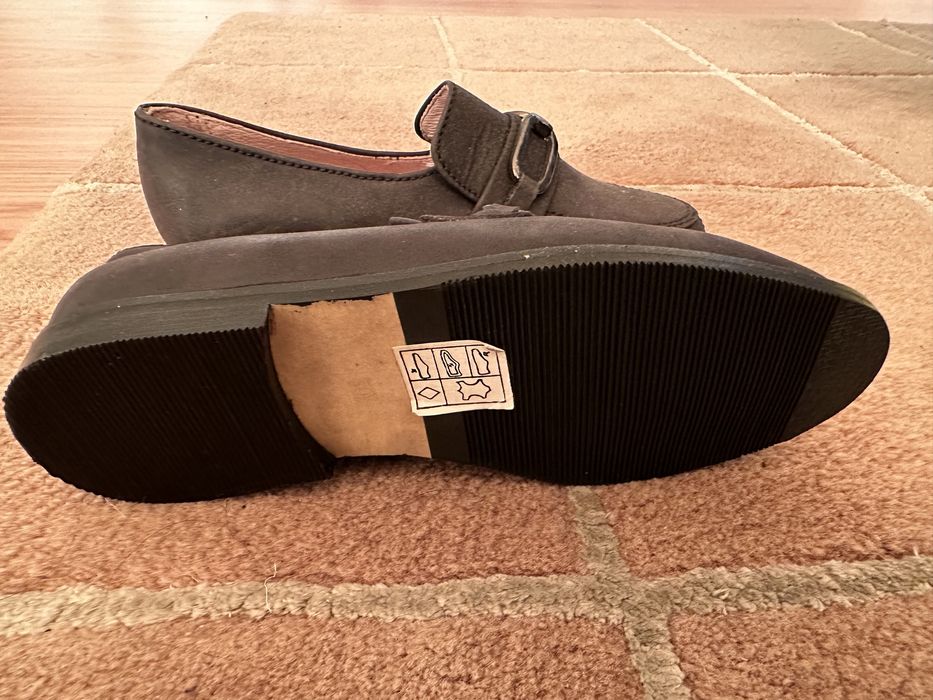 Sapatos con fivela em pele