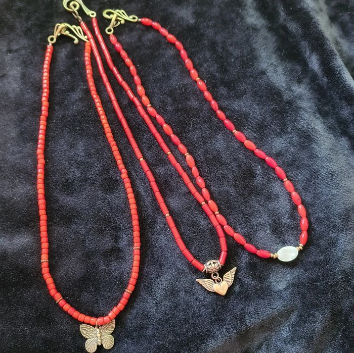 Чокери з червоного та білого коралу