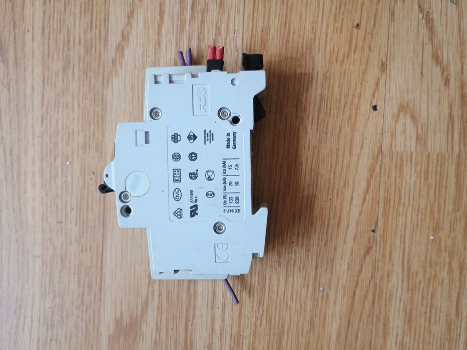 Włącznik nadpradowy ABB