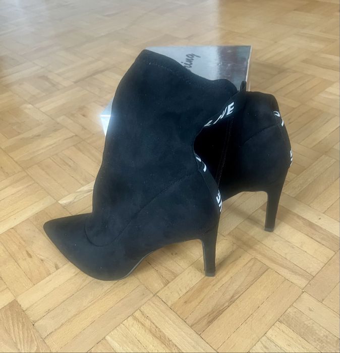Czarne zamszowe botki na szpilce rozmiar 37