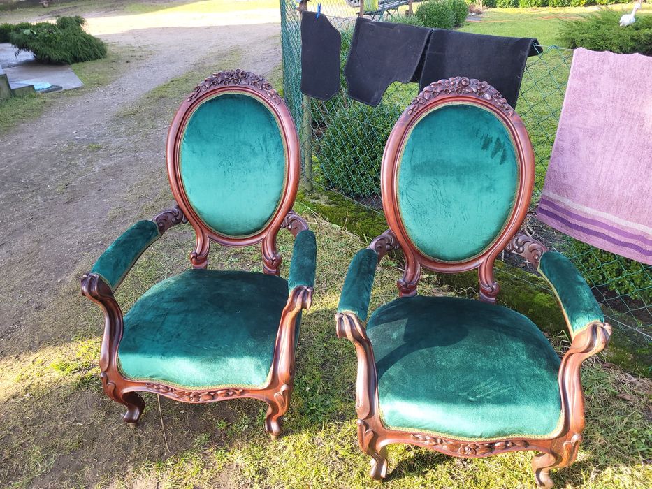 Zestaw pięknych krzeseł