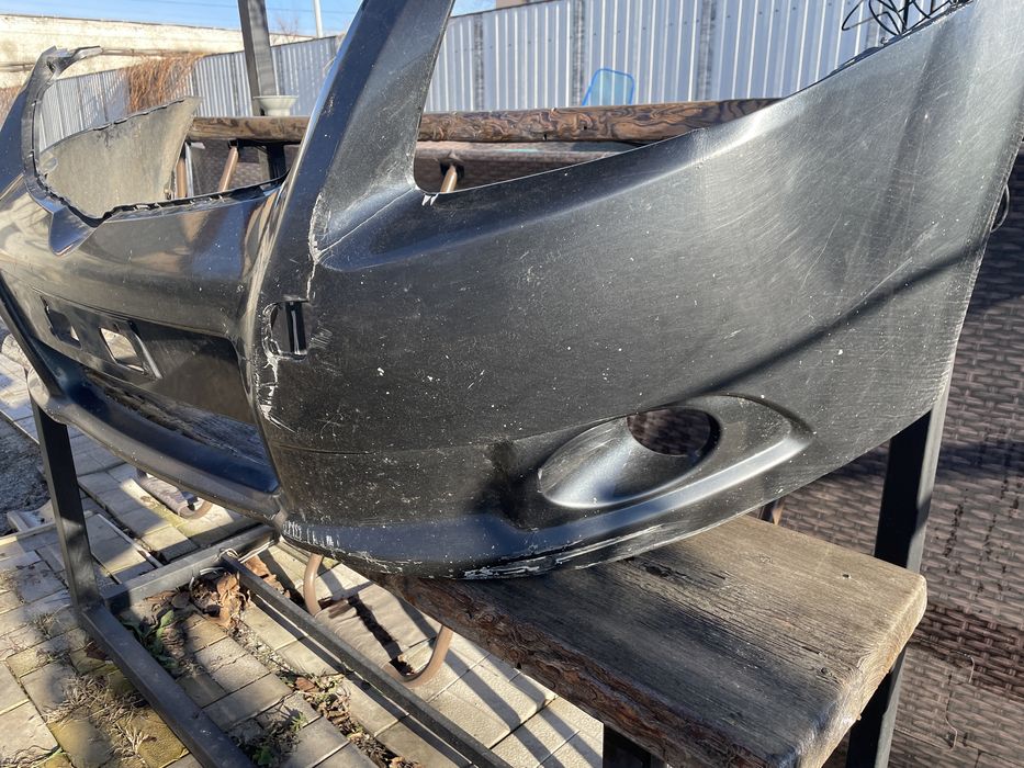 Продам передний бампер на Toyota Avensis 3 T27