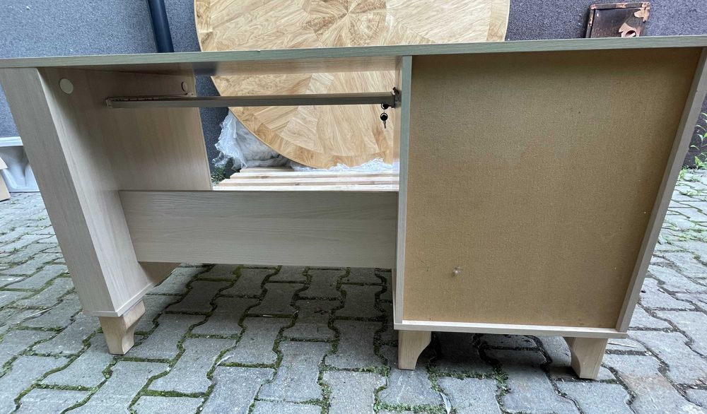 -->DO PRACY I NAUKI: Solidne biurko drewniane z pakietem udogodnień.