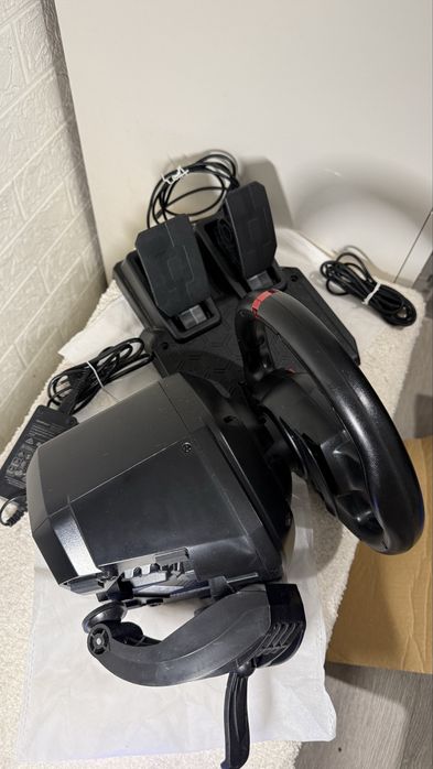 Volante e Pedais THRUSTMASTER T128