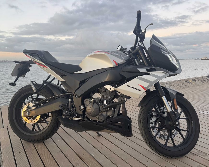APROVEITE! Mota Aprilia Tuono 125CC - Como Nova - 9.900km