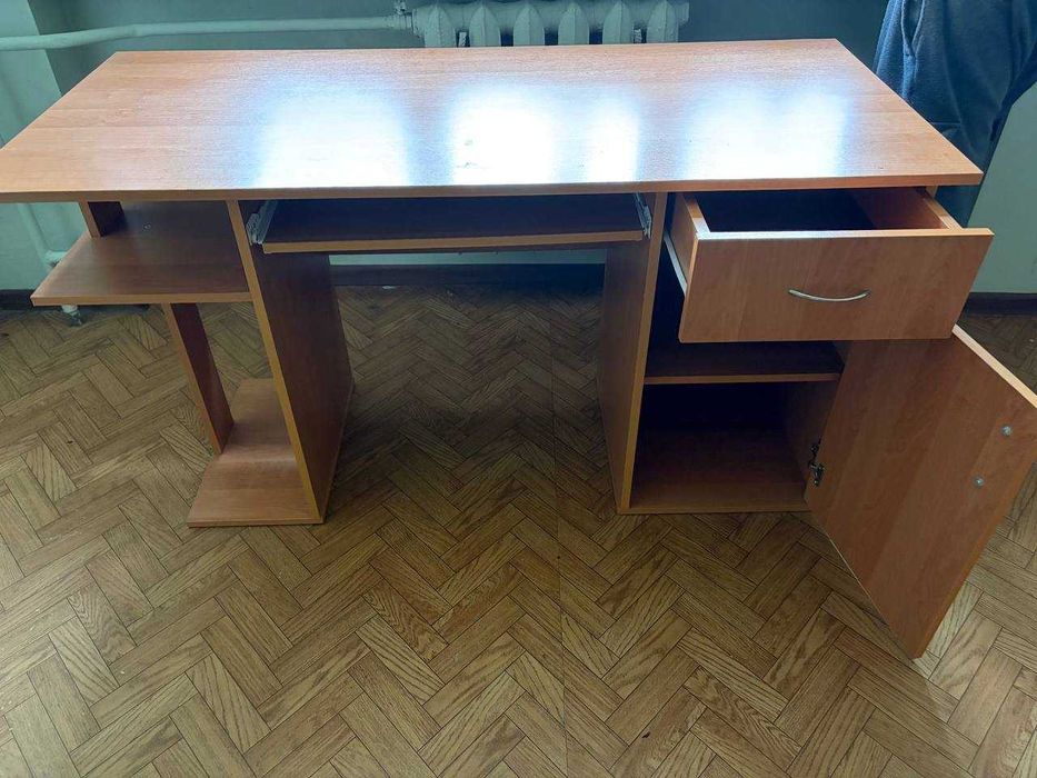 Стіл комп'ютерний
