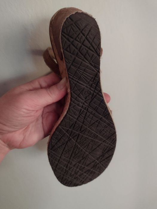 Sandały na koturnie 37