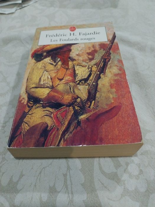 Les foulards rouges. Portes incluídos.