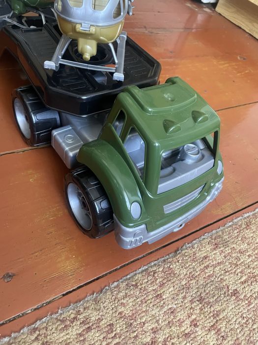 Машина з вертольотами іграшки