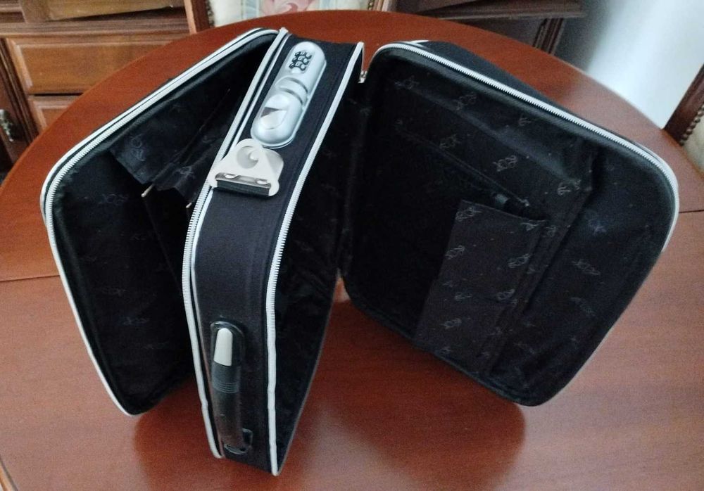 Mala preta de transporte de mão, com frisos em branco