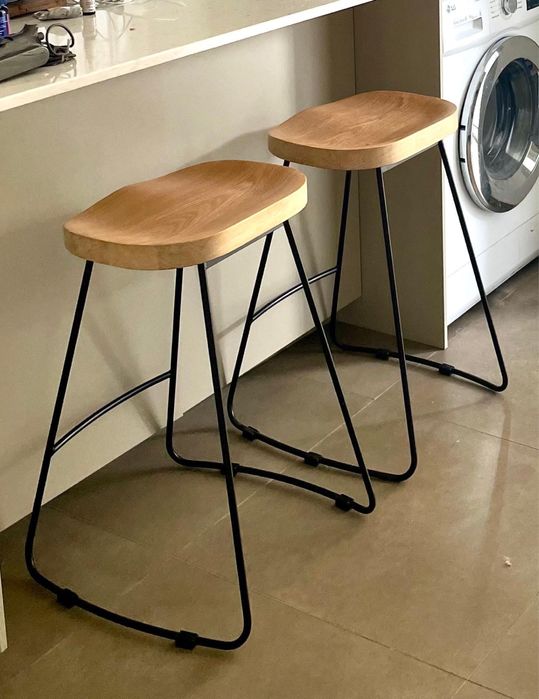 2 Bancos Altos de Cozinha/Bar – Madeira e Metal – 150€