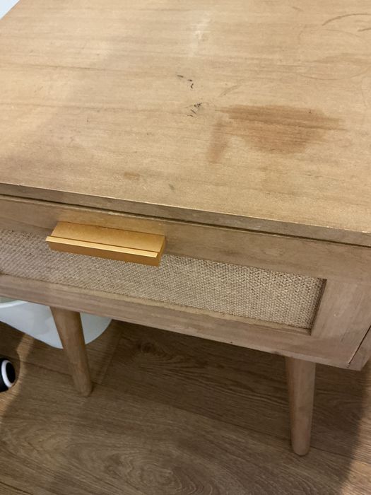 Mesa de cabeceira em madeira, com gaveta e estilo Boho