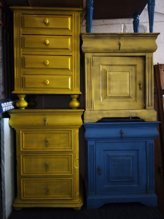 Vários armários  em madeira