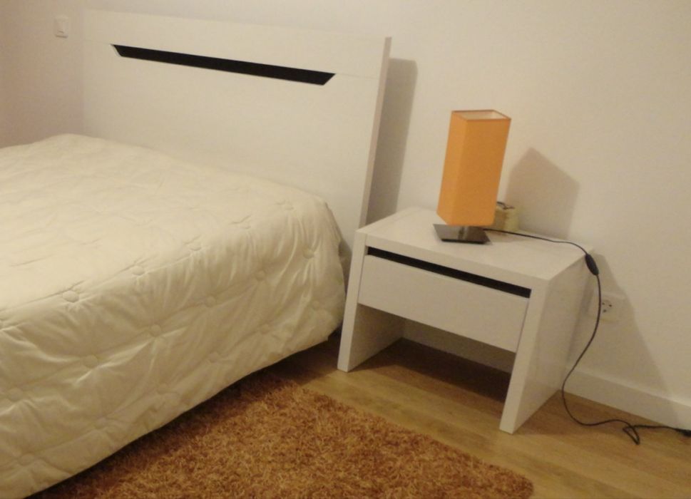 Cama + mesa cabeceira