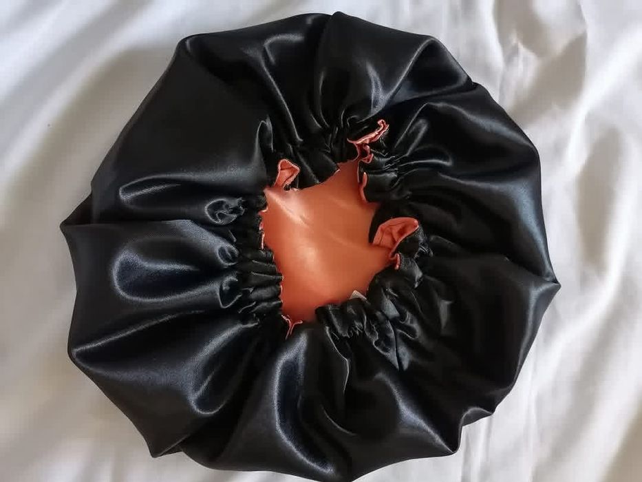 Toucas de cetim reversíveis