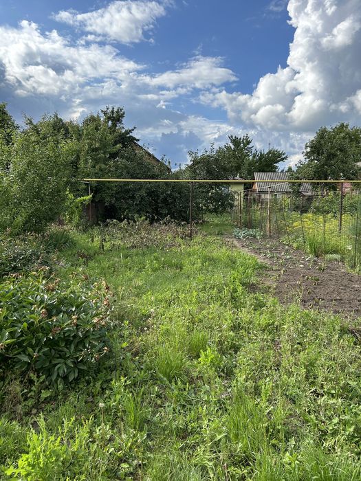 Продаж окремоі половинки будинку  з окремим заіздом .