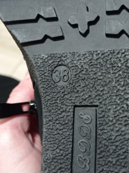 Жіночі сапожки на танкетці