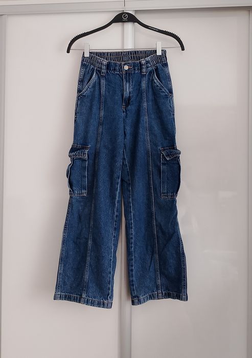 Jeansy cargo wide leg bojówki NEXT rozm.146 cm 11 lat
Długość 87,5 cm
Szerokość w pasie 27 cm
Długość nogawki mierzona od kroku 61,5 cm
