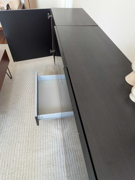 Aparador IKEA BESTÅ preto com pés - 180 cm