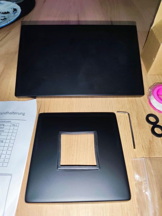 Naścienny kran wodospadowy, bateria ścienna podtynkowa czarna