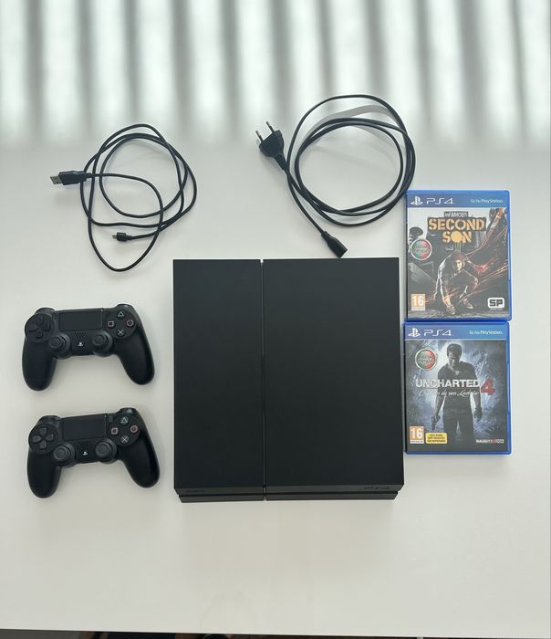 PlayStation 4 + 2 Controllers