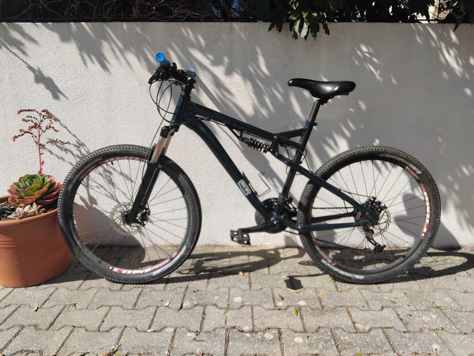 Bicicleta suspensão total