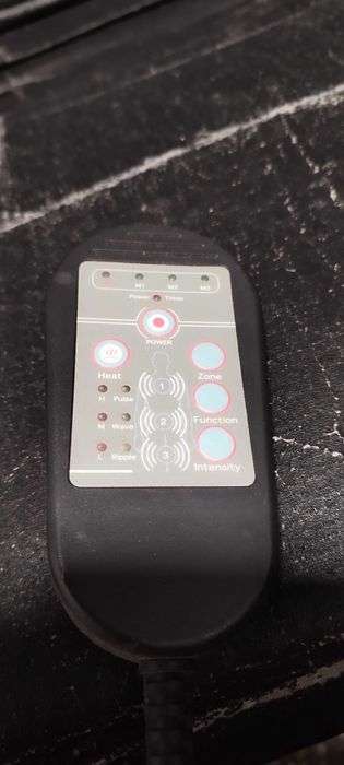 Cadeirão em madeira com massagem.