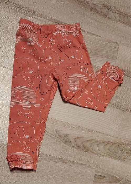 Koralowe / motelowe legginsy we wzór słoniki z falbanką przy nogawkach