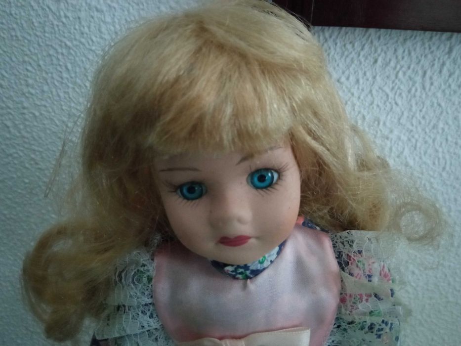 Linda boneca de porcelana