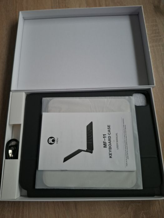 Czarne etui z klawiaturą do Apple iPad 11 Pro 4/3/2/1 Qwerty