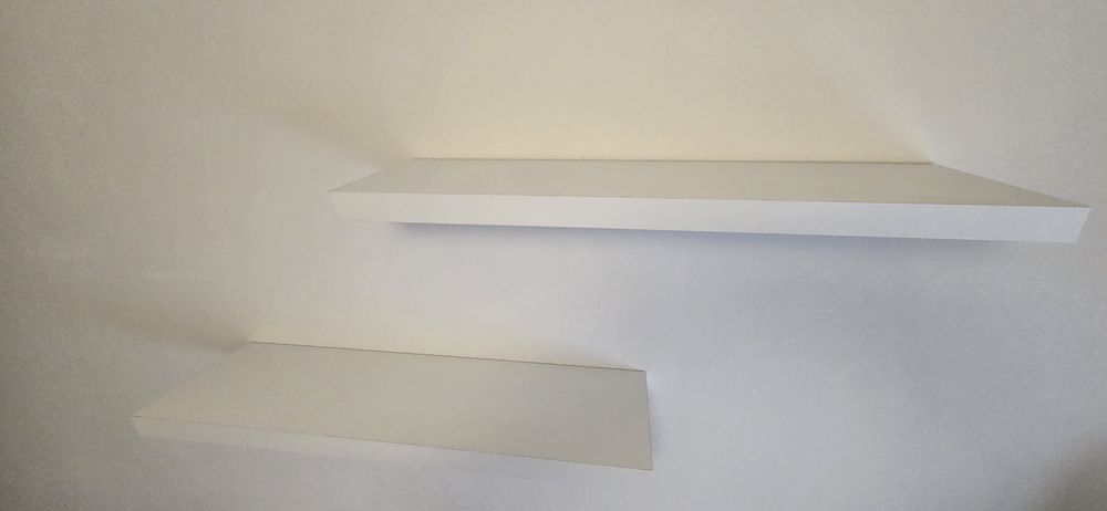 Mesa IKEA com gavetas e prateleiras