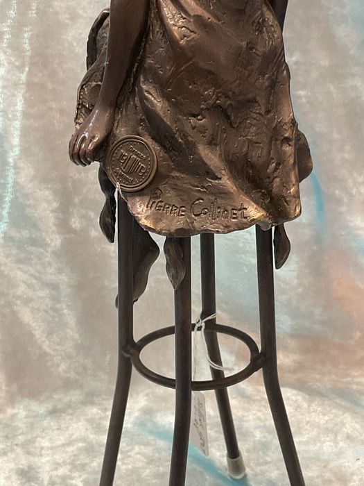 Escultura mulher em cadeira bronze 29 cm