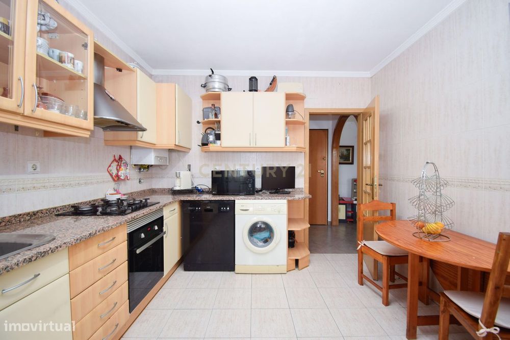 T3 Duplex 116m no Carregado em urbanização tranquila com acesso direto