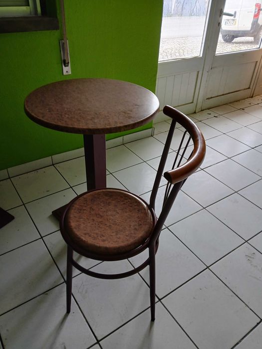 Mesas e cadeiras de café