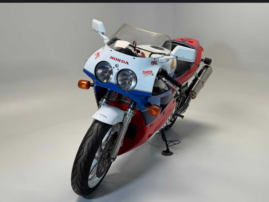 Honda rc 30 750 do ano 1988 mota 100% original tanto de pintura como carnagens único dono e sempre bem estimada se entrega matriculada e revisada.
