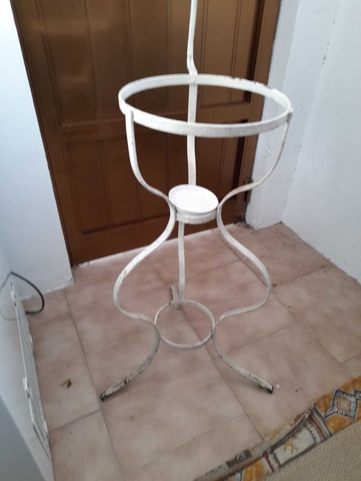 Lavatorio de ferro em branco e muito antigo